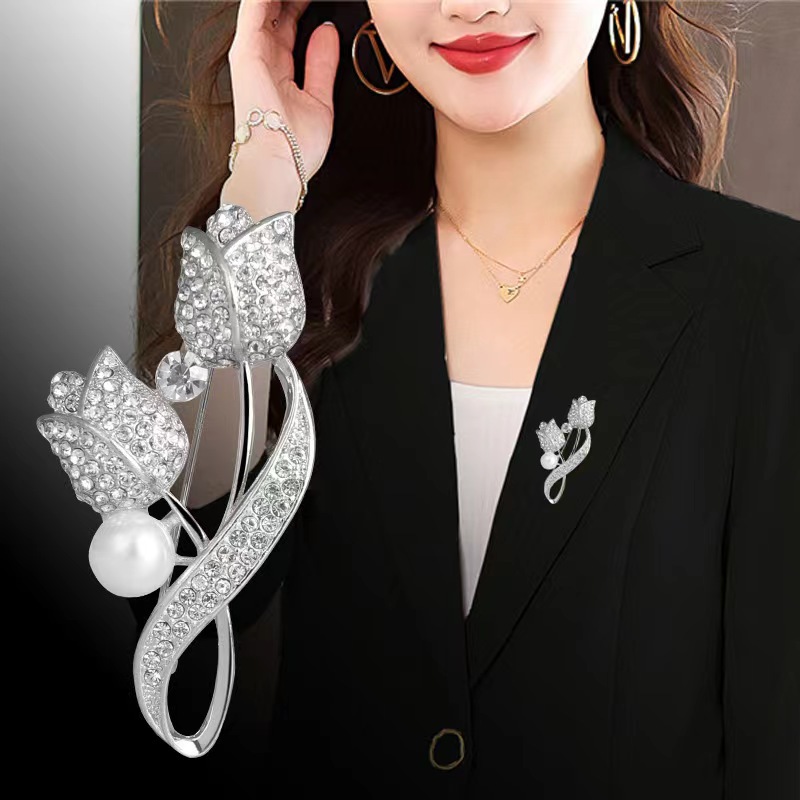 Elegante tulpenbroche met diamant als accessoire voor damespak_voghion.com