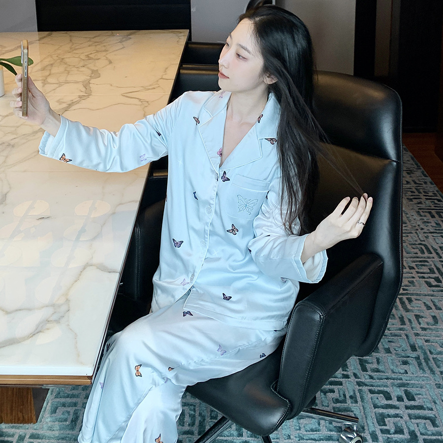2024 가을과 겨울 아이스 실크와 벨벳 파자마 여성의 피부 친화적 인 나비 홈 의류 세트 실크 하이 엔드 세대 도매