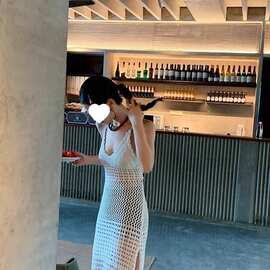 高级钩花海边季新款吊带连衣裙女夏度假2024长裙镂空露背法式针织