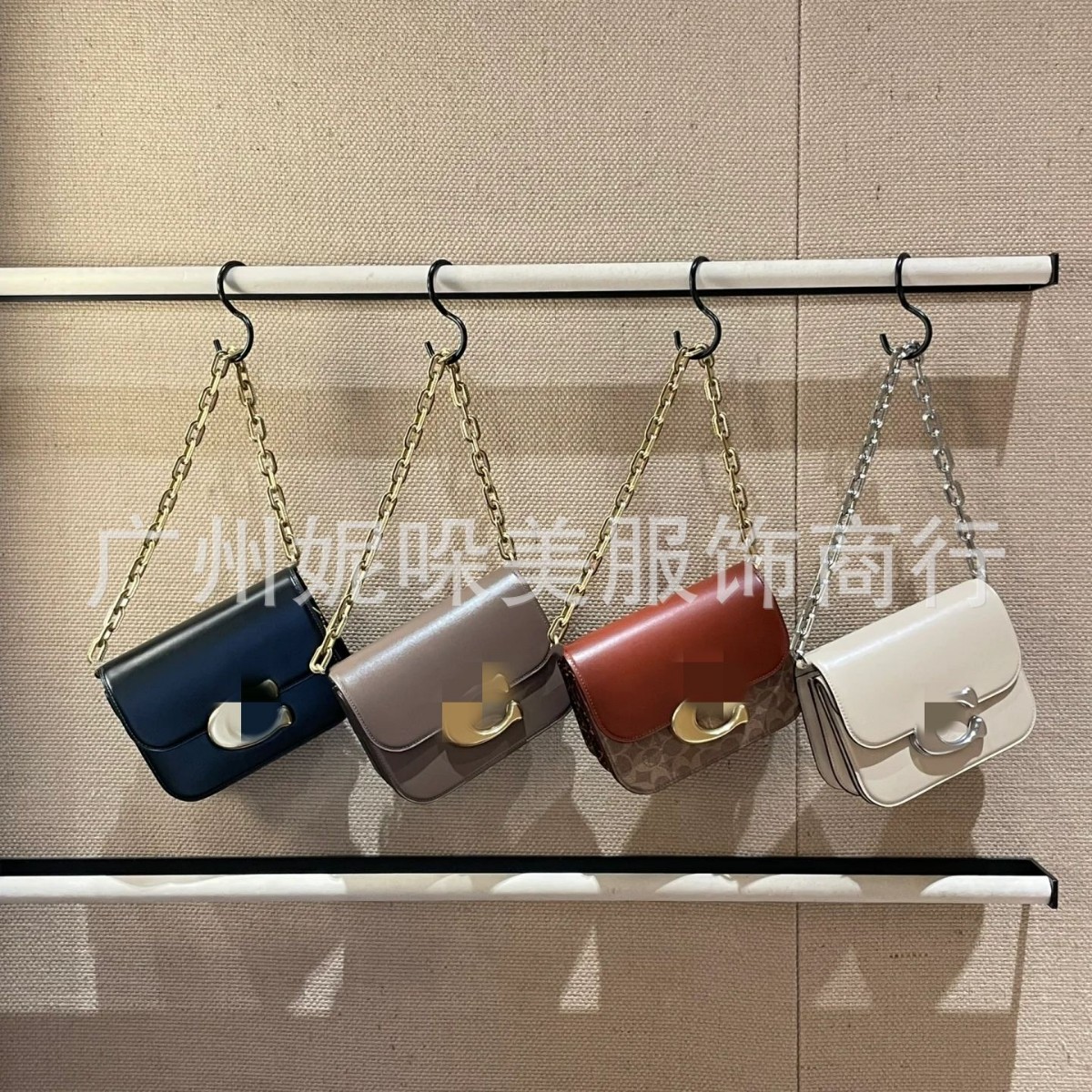 C家奥莱新款邮差包单肩斜挎包爱豆包链条马鞍包女包一件代发