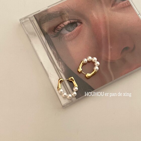 Design sense Japanese and Korean new elegant pearl earrings S925 silver needle color simple personality exquisite earrings ins style