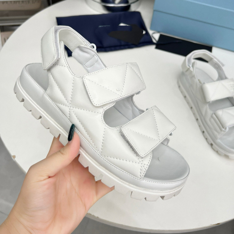 2025 新しい三角形ロゴステッチソフトシープスキン厚底サンダル女性のベルクロ多用途オープントゥローマンビーチシューズ|undefined