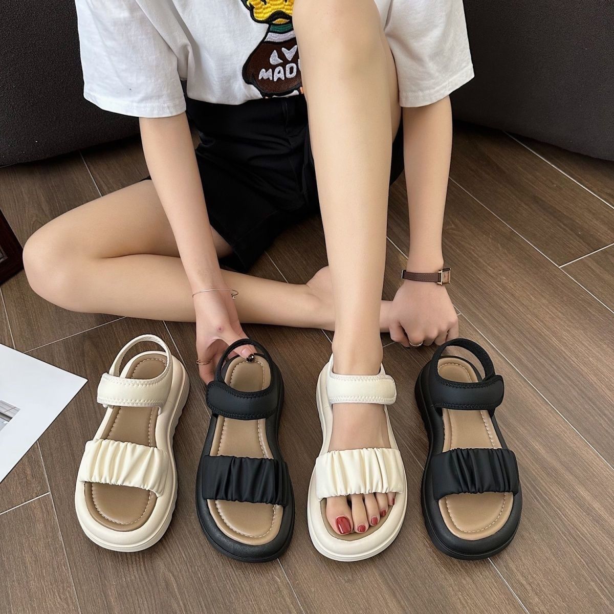 2024 verano en línea pequeña figura alta muffin fondo grueso temperamento zapatos de playa cómodos sandalias de hebilla para mujeres