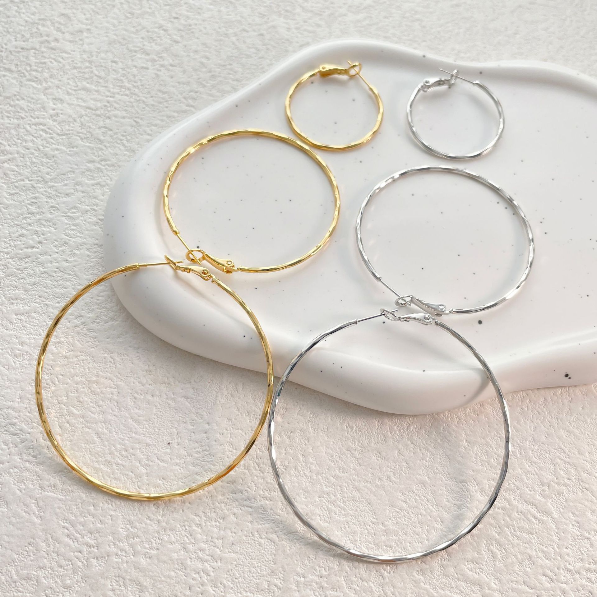 Trendy and unique fashion earrings for women with a niche personality, suitable for commuting, featuring a European and American metallic style with large plain hoops, exuding a sense of light luxury and sophistication