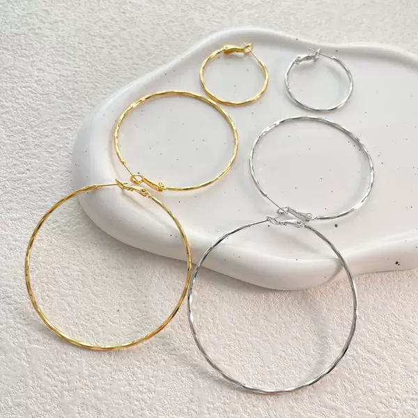 Trendy and unique fashion earrings for women with a niche personality, suitable for commuting, featuring a European and American metallic style with large plain hoops, exuding a sense of light luxury and sophistication