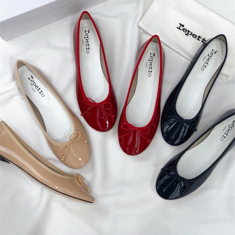 Retro exclusive ballet shoes made of patent leather flat with bow…