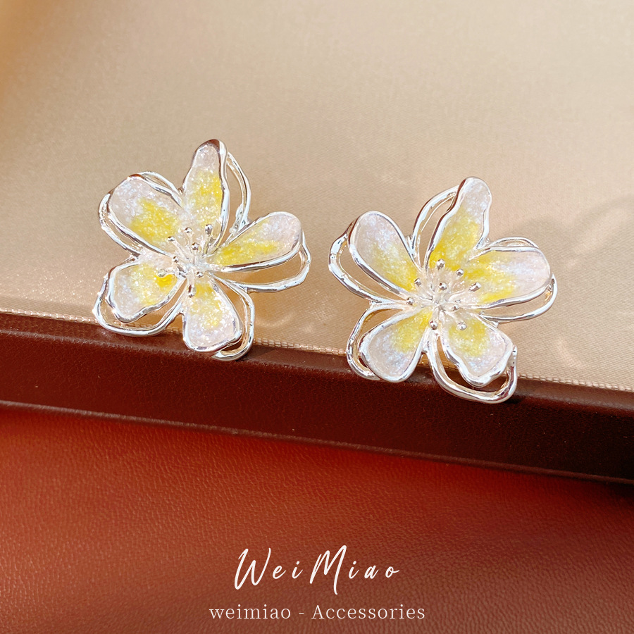 Aguja de plata dopamina color goteo de aceite flor pernos de orejas temperamento dulce pequeño pendientes claros ligeros de lujo alta sensación de orejas para mujeres