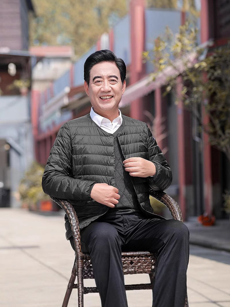 Nuevo invierno hombre chaqueta de pluma de mediana edad papá ligero cuello redondo cuello en V fundación sin cuello chaqueta delgada
