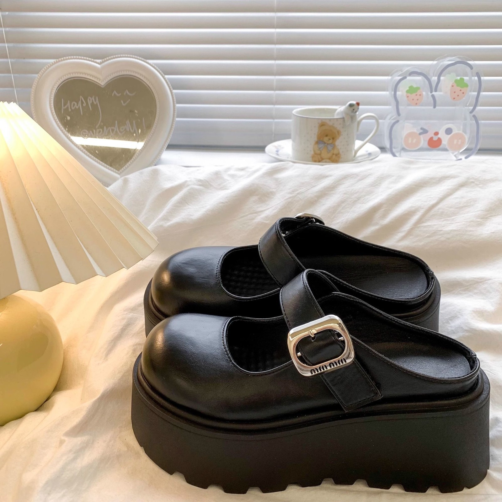 Coreano Fairy Wind Bag Zapatillas 2025 nuevo zapatos de mujer tendencia de moda cabeza redonda altura delgada zapatos de moda