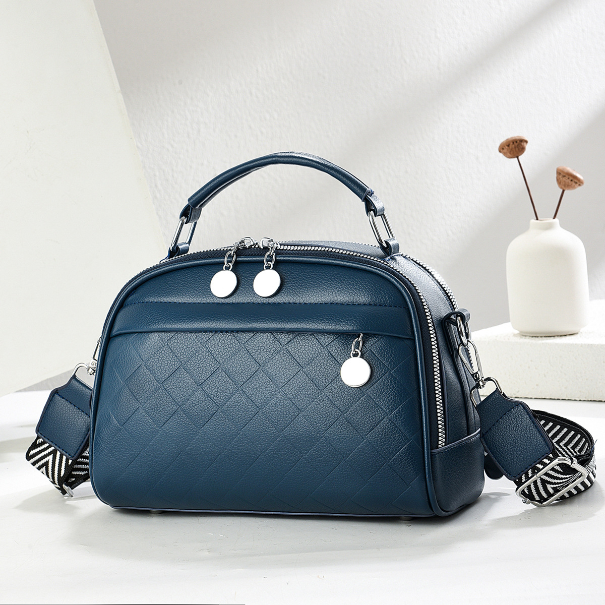 Xiaozhong 2025 nueva moda todo-fósforo estilo explosivo bolso de mensajero portátil de un solo hombro popular de este año bolso pequeño para mujer verano para mujer