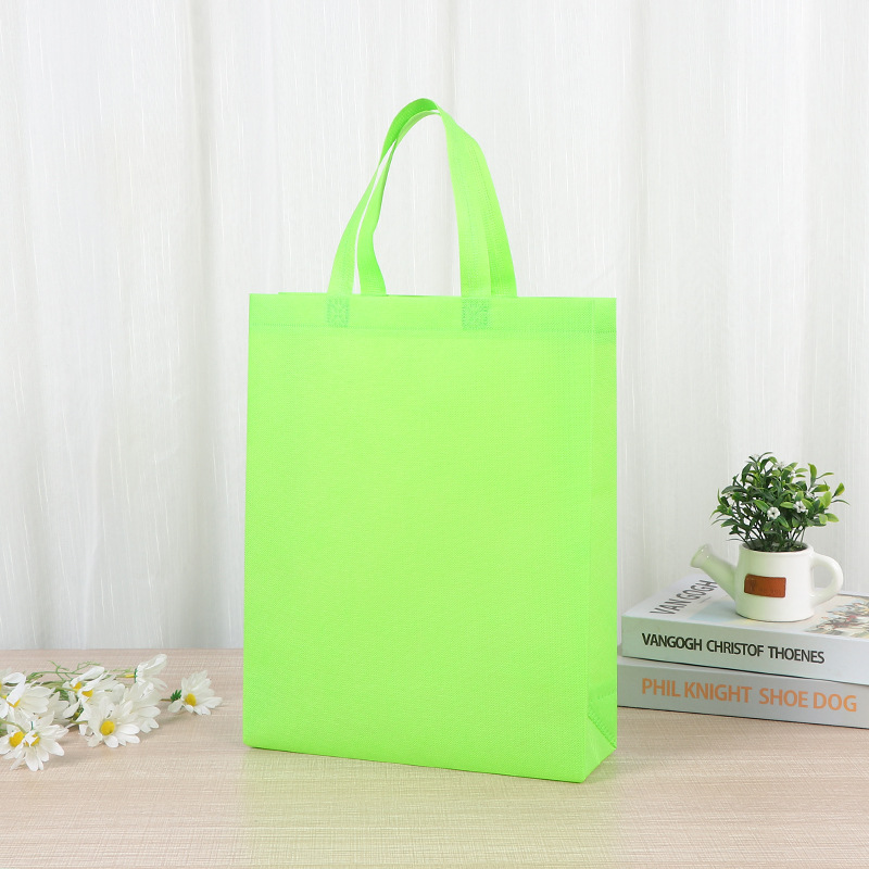 Bolsa de mano no tejida de color vertical en stock para aumentar el embalaje de regalo en blanco imprimible logotipo bolsas no tejidas