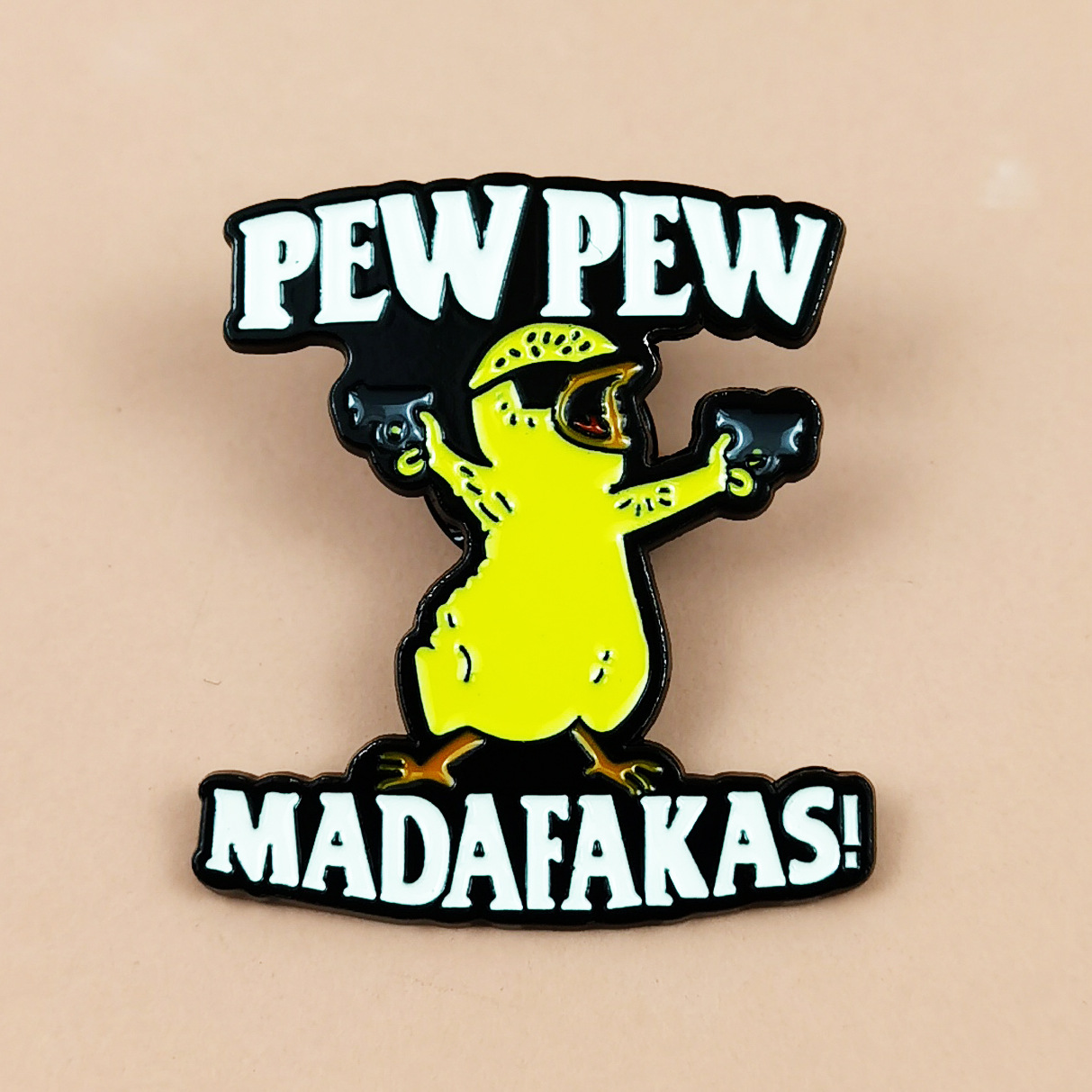 Dibujos animados transfronterizos doble pistola pequeña insignia de pato amarillo creativo atractivo divertido joyería de aleación ropa mochila accesorios broche