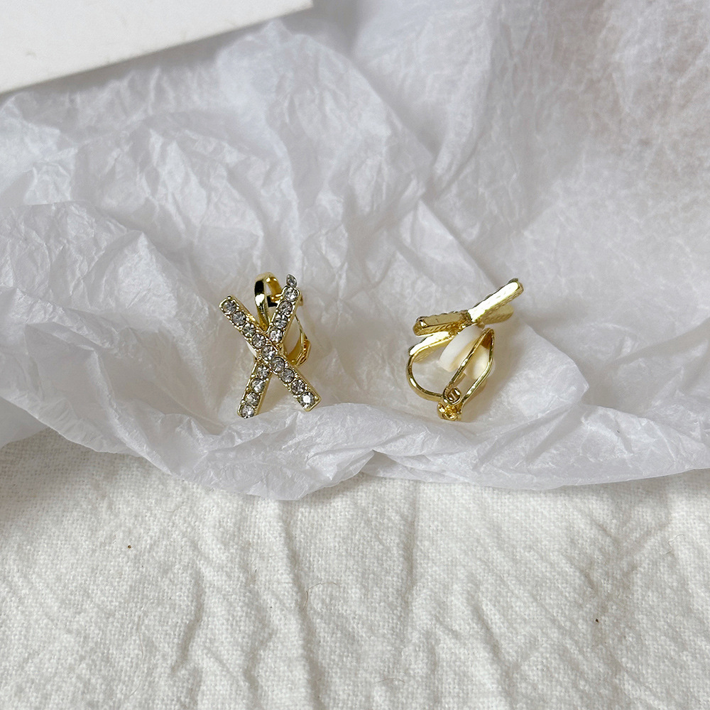 Versión coreana del temperamento de camelia, sin orejas perforadas, pinza para la oreja, flor de perla, tablero de ajedrez, pinza para la oreja triangular con diamantes, pendientes de nicho para mujeres