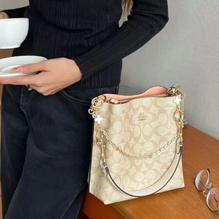 23�¿�ޢ��Ů������mollieˮͰ���r�аٴ��pvc�ϻ�ͨ�ڋ����