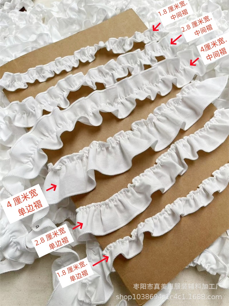 小さめサイズの白い綿縁飾り付きレトロな服の裾、ロリータ風綿生地の白いホームウェア、花飾りの付属品