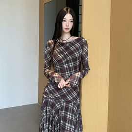 法式复古格纹长袖连衣裙女秋季新款设计感小众收腰显瘦气质长裙子