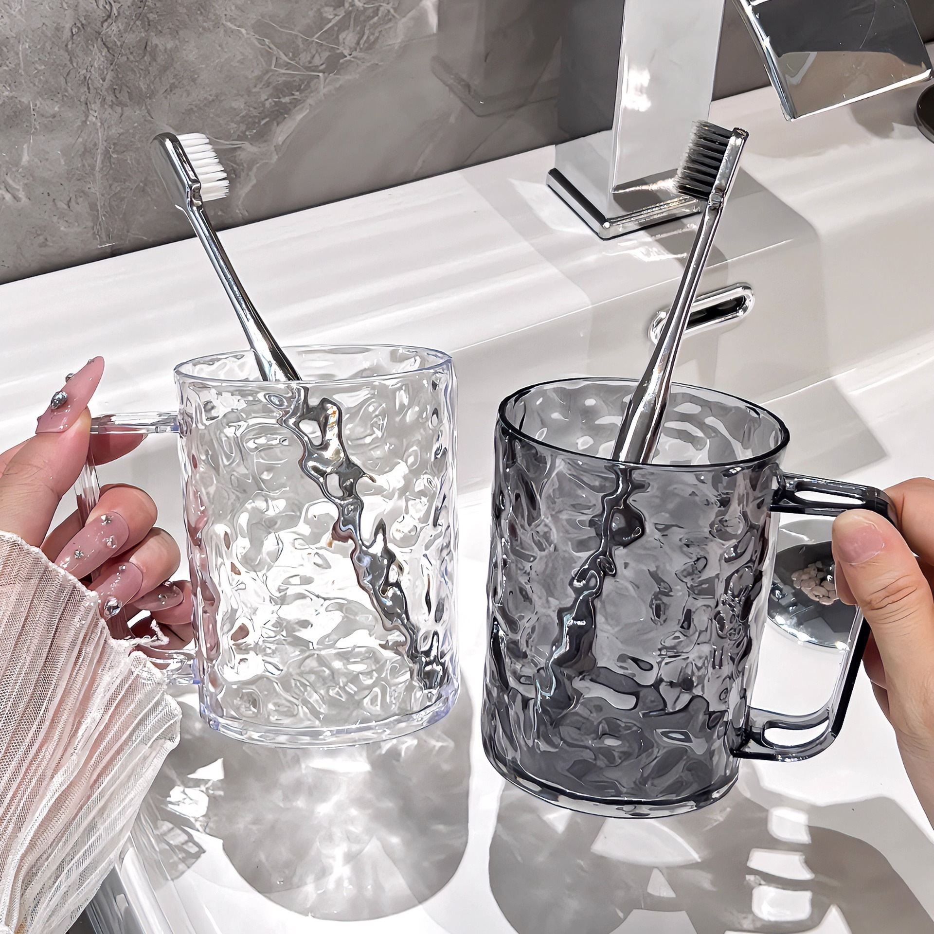 Transparent mouthwash cup with a light luxury glacier pattern, home-use toothbrushing cup, suitable for student dormitories and couples, high aesthetic value, with a handle