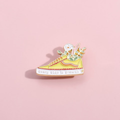 速賣通新款 創意滑板鞋造型金屬胸針 個性可愛黃色運動鞋配飾徽章