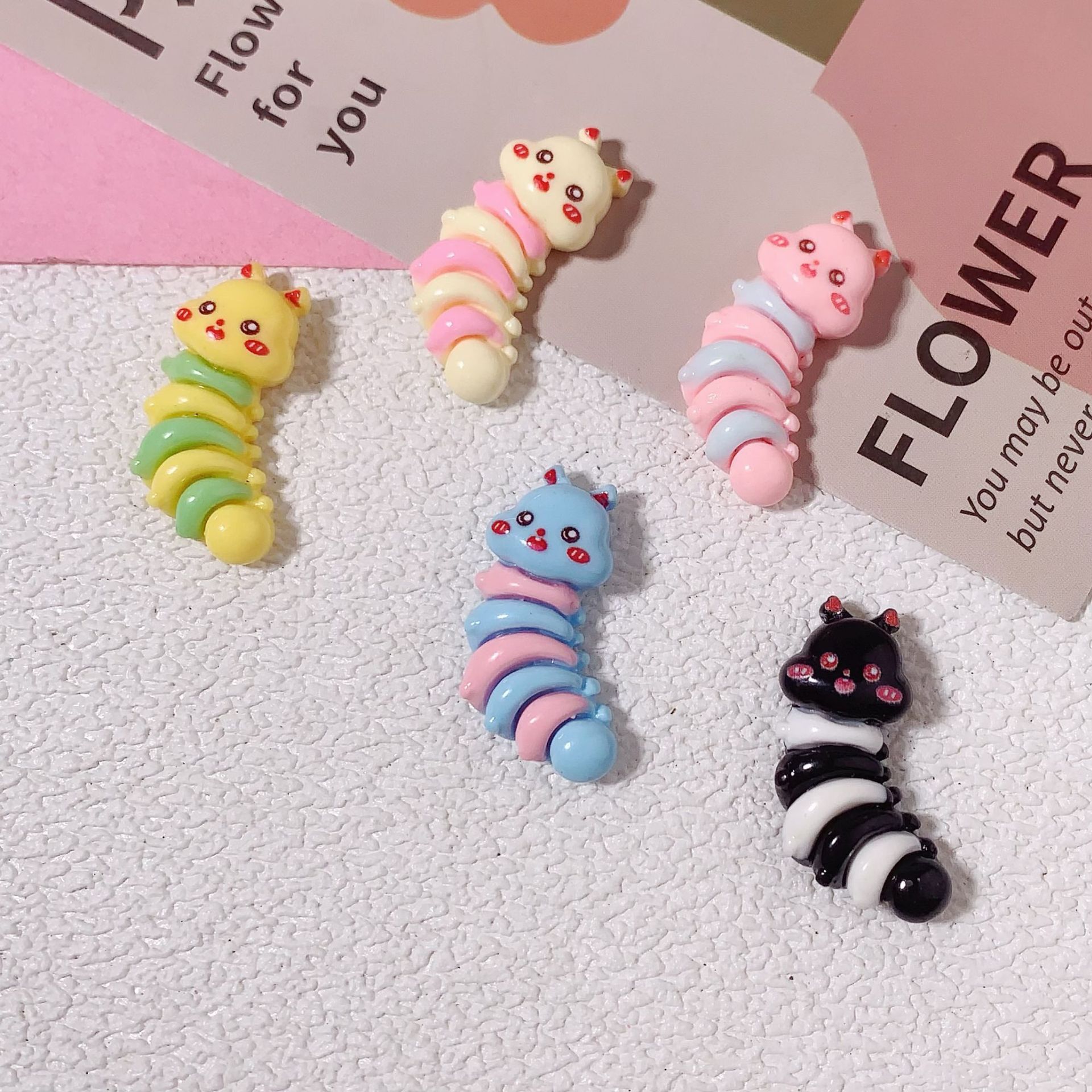 Caricatura brillante cara de simulación de oruga accesorios de resina diy caja de teléfono móvil clip de pelo botón de zapatos cable de datos taza de agua paquete de material