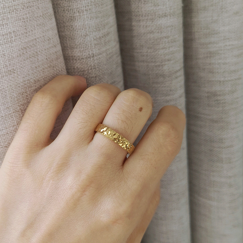 Rozbitý ľad, ľad, staroveká voda, vlnenie, ručne vyrobený kladivový textúrovaný dizajn, úzka edícia, módny titánový oceľový pozlátený prsteň pre ženy._voghion.com