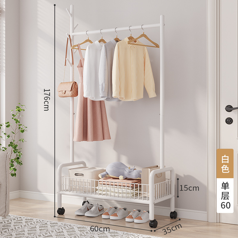 簡易ハンガーは床に折りたたみます。室内のベランダの寝室に服を掛けます。|undefined
