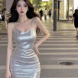 银色吊带连衣裙女夏季法式气质千金修身显瘦轻奢礼服裙子
