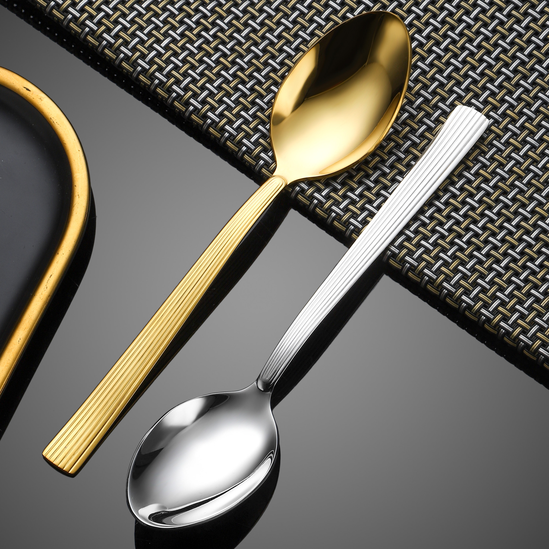 Comercio exterior de alta calidad cuchillo de acero inoxidable tenedor cuchara set lujo ligero cubiertos de carne cuchillo de postre cucharas de viento de alto nivel