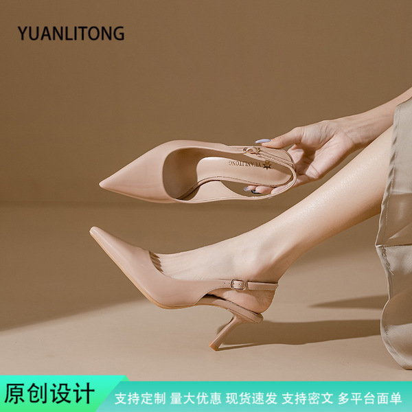 Fashionable shoes made of patent leather pointed-toe low-cut…