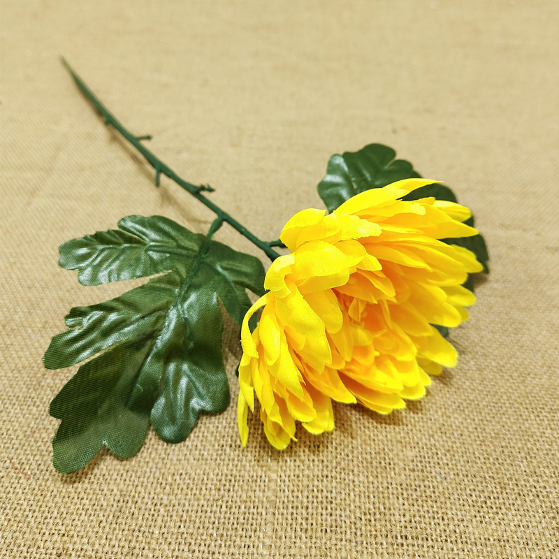 菊の造花をシミュレーションしてお墓を祭る上でお墓の手を持って花の霊堂の墓地に絹の花の家庭の装飾の花の卸売りを並べます。|undefined