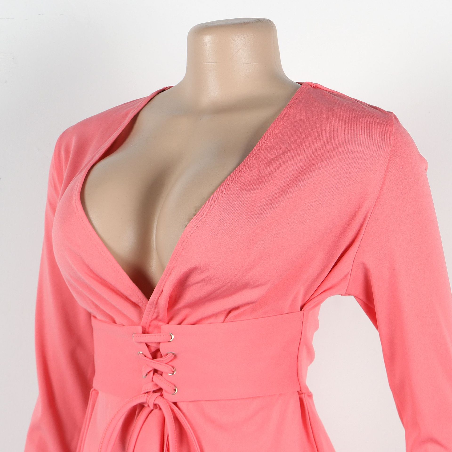 Conjunto de dos piezas de blusa y pantalón de manga larga con escote en V y cintura ajustada de color liso