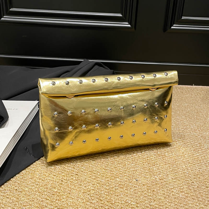 Niche bolsas de mano de gran capacidad de Europa y los Estados Unidos coreano 2025 nuevo bolso de hebilla de absorción de aire extranjero chica caliente sobre bolso de remachete de mujer