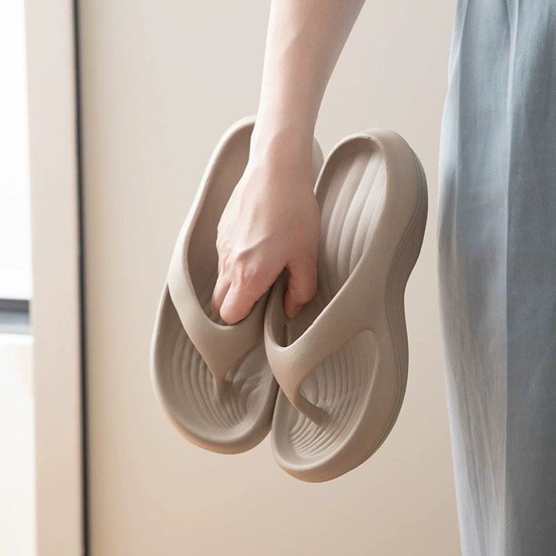 Новые трансграничные шлепанцы для женской летней верхней одежды, нескользящие, против запаха, модные и универсальные пляжные и морские элитные шлепанцы.