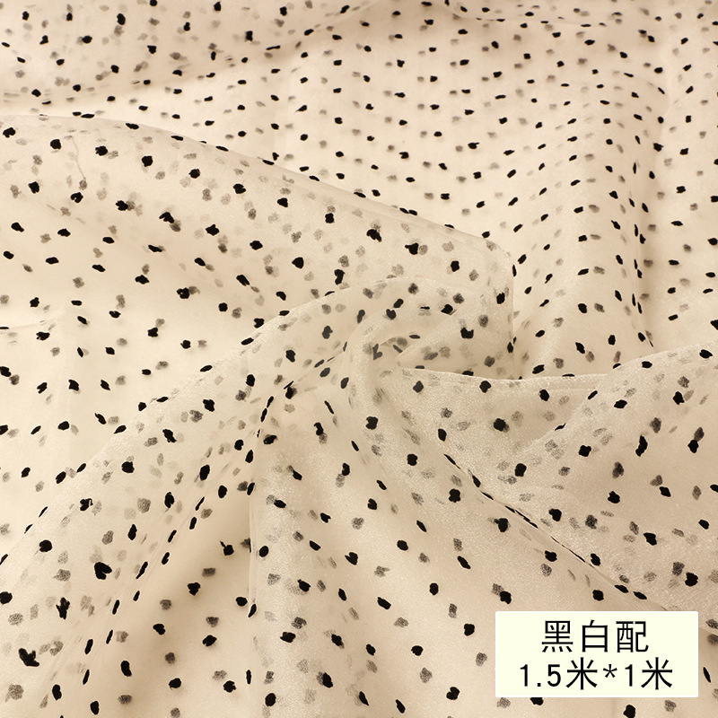 Blanco y negro; 1,5 metros de largo y 1 metro de ancho