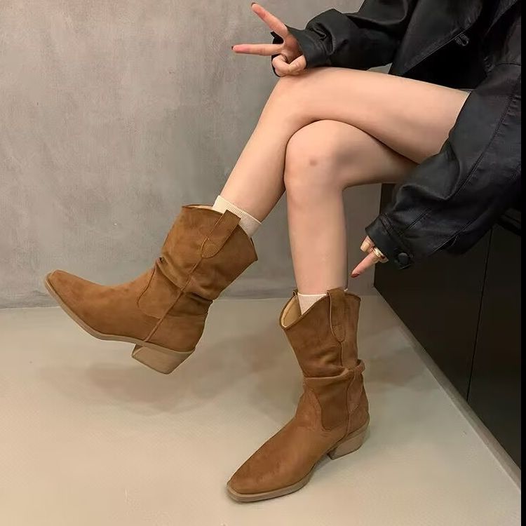 Qadın qəhvəyi uclu dabanlı qısa çəkmələr, retro stil