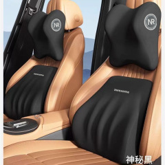 車のヘッドレストは車内のシートの腰を枕にして車載ネットの赤い枕の車の持ち主に頼って首の枕のハイエンドを運転します。