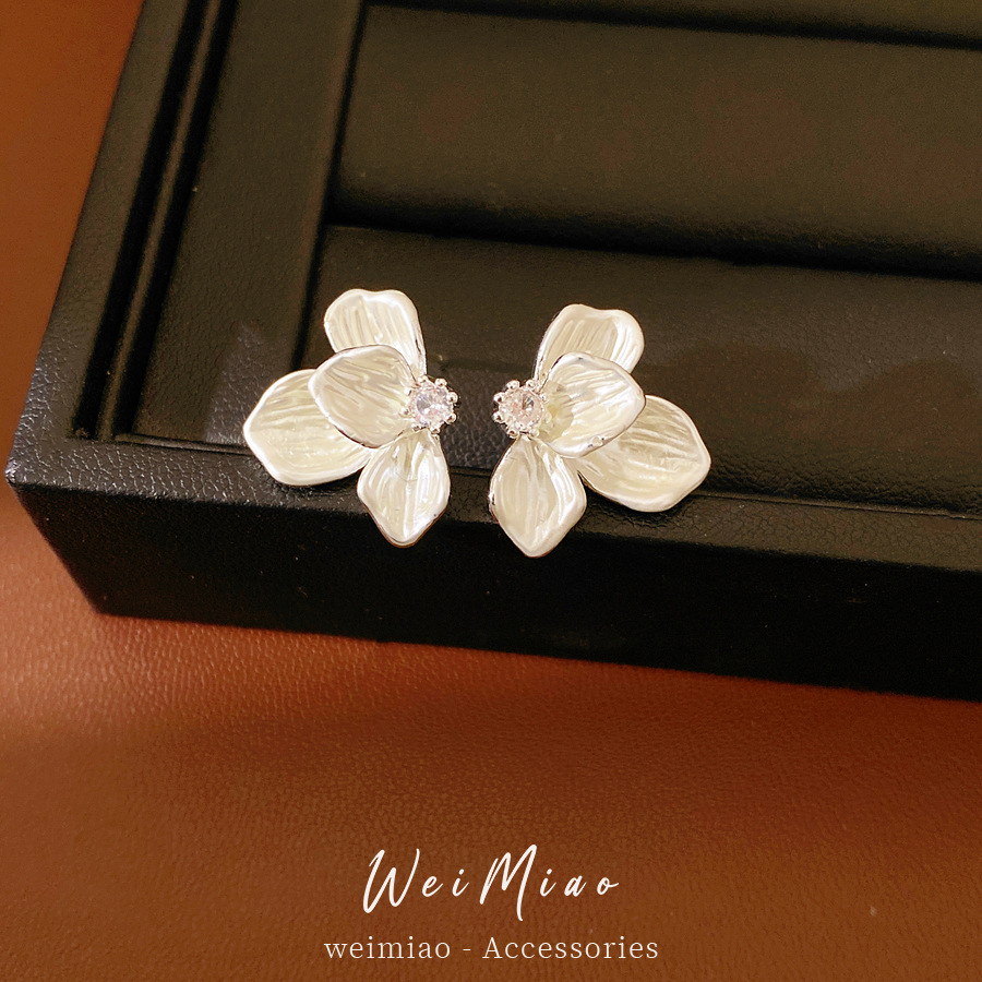 Aguja de plata zircon goteo de aceite flor pernos pequeños frescos y dulces temperamento versátil pendientes ligeros de lujo alta sensación auriculares al por mayor