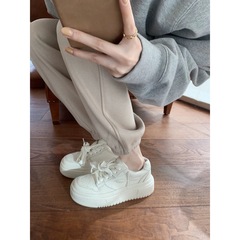 グレープママと同じスタイルの2025年春新作厚底身長アップ白い靴、女性用、脚長効果があり、年齢を軽減するラウンドトゥレースアップスニーカー