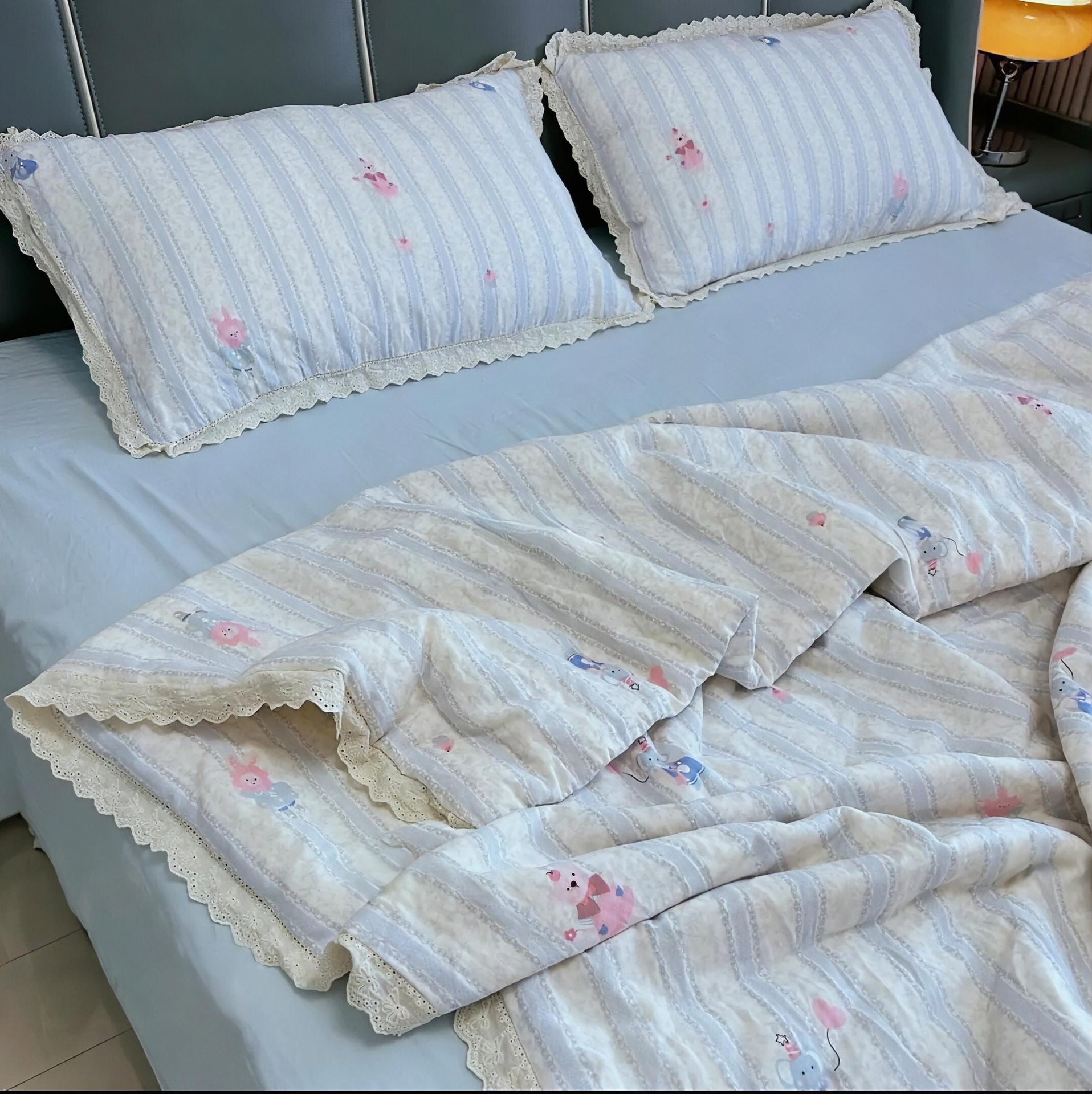 작은 코끼리--작은 흰색 레이스