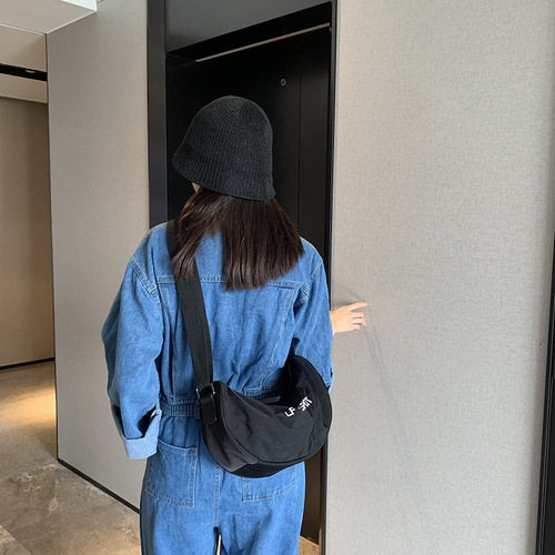 乔戈夏季新款休闲斜跨包女包新月形单肩大包大容量运动日常后背包