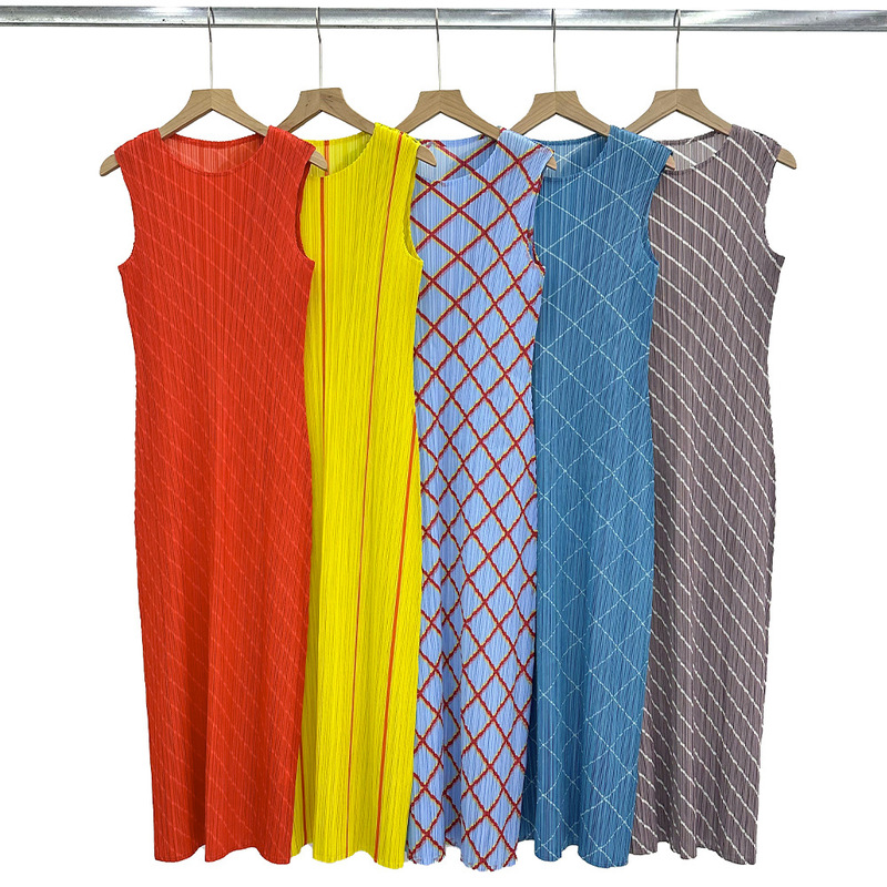 Pleated Spring-Summer New Style 2026 Sleeveless Slimming Mid-Length Dress with Round Neck Pullover, Elegant Line Print Dress for Women