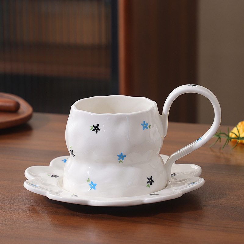 Pins viento rojo pequeño amor de alto valor pintado a mano bajo vidriado juego de tazas y platillos de cerámica taza de café irregular taza de agua