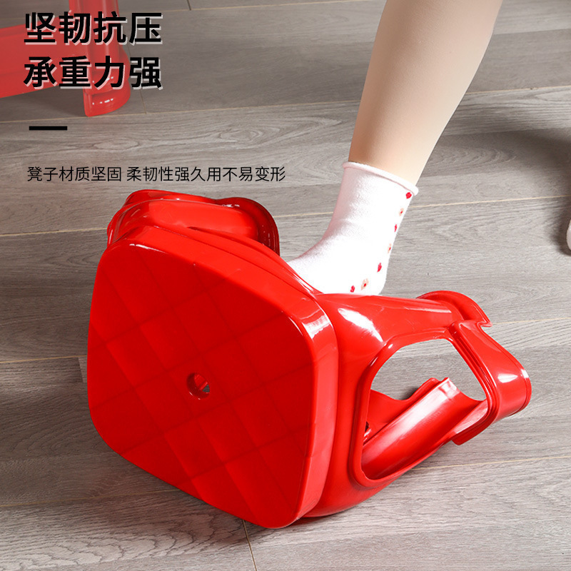 Taburetes de plástico pueden ser taburetes de sillas caseras taburetes altos taburetes al por mayor rojo engrosado en una pila de plástico