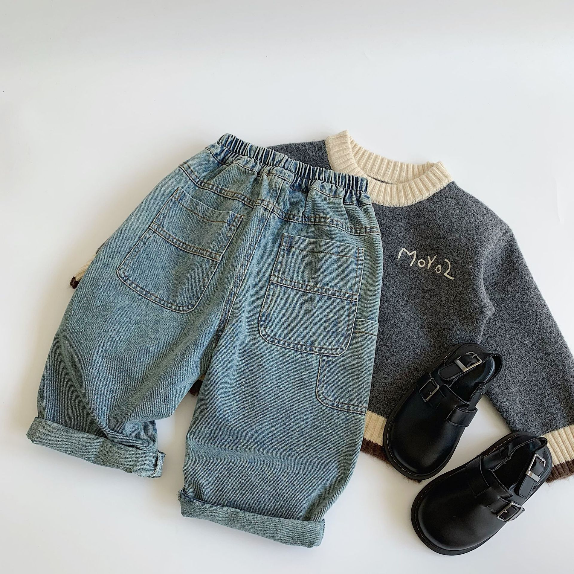 Jeans para niños Mai Bao2024 invierno nuevos productos para niños pequeños y medianos pantalones rectos de estilo extranjero para niños con pantalones casuales de bolsillo