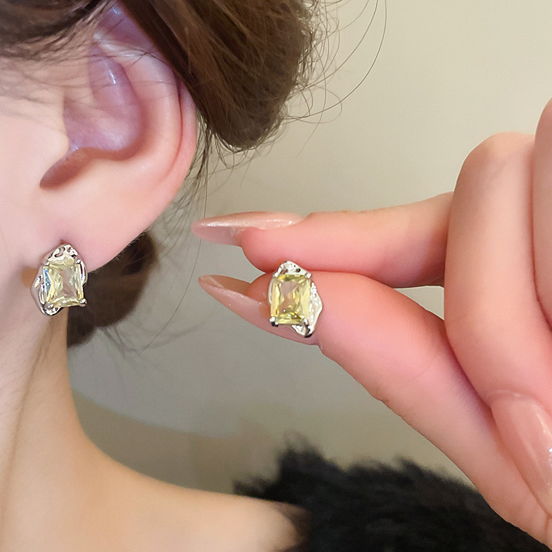 Pendientes de perlas asimétricas con cuernos de diamantes súper parpadeantes de plata Pendientes de nicho de viento frío femenino Pendientes de lujo ligero de alta calidad