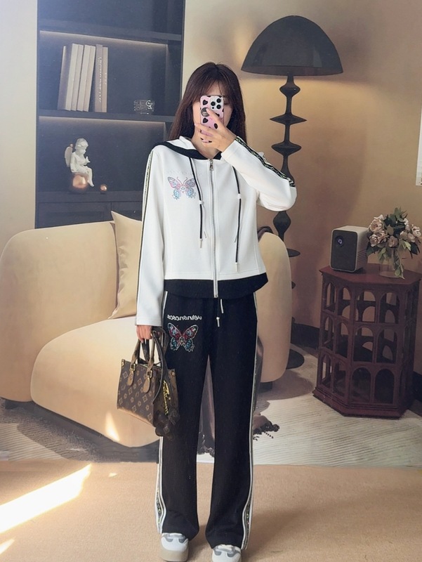 秋季连帽蝴蝶显瘦气质设计感休闲运动套装高级感时尚烫钻百搭长袖|undefined