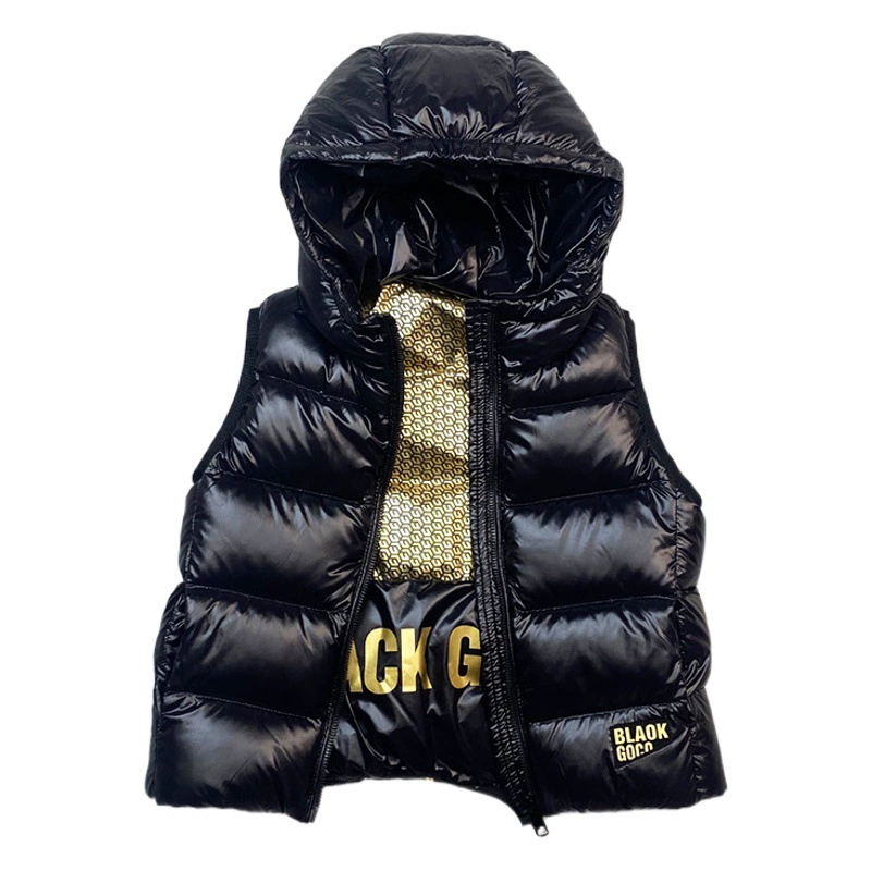 Детский пуховый жилет черного цвета с золотыми буквами, короткий, с капюшоном, осень-зима 2025, для мальчиков и девочек.