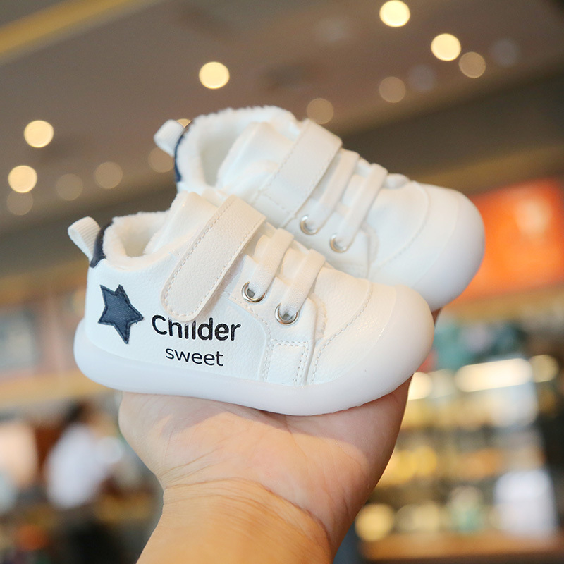 Nuevos zapatos de invierno para niños pequeños, dos zapatos de bebé de algodón para niños, zapatos de algodón cómodos de suela suave, zapatos blancos ligeros y cálidos de cuero