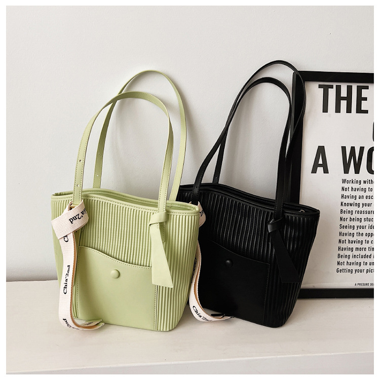 Women's Basic Fashion Solid Color Pleated Soft Surface Bucket Type Zipper Shoulder Bag Tote Bag Pu Leather Shoulder Bags display picture 1