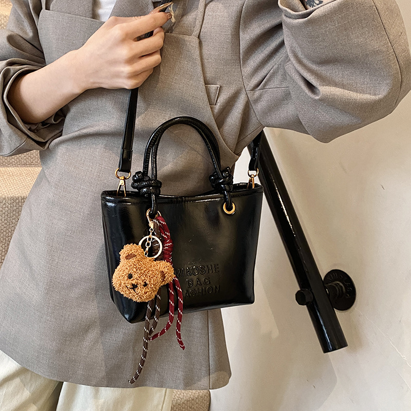 Bolsos de balde casuales retro de mano para mujeres otoño y invierno 2024 nueva moda moda bolso de hombro de alta calidad bolso de nicho de mujer