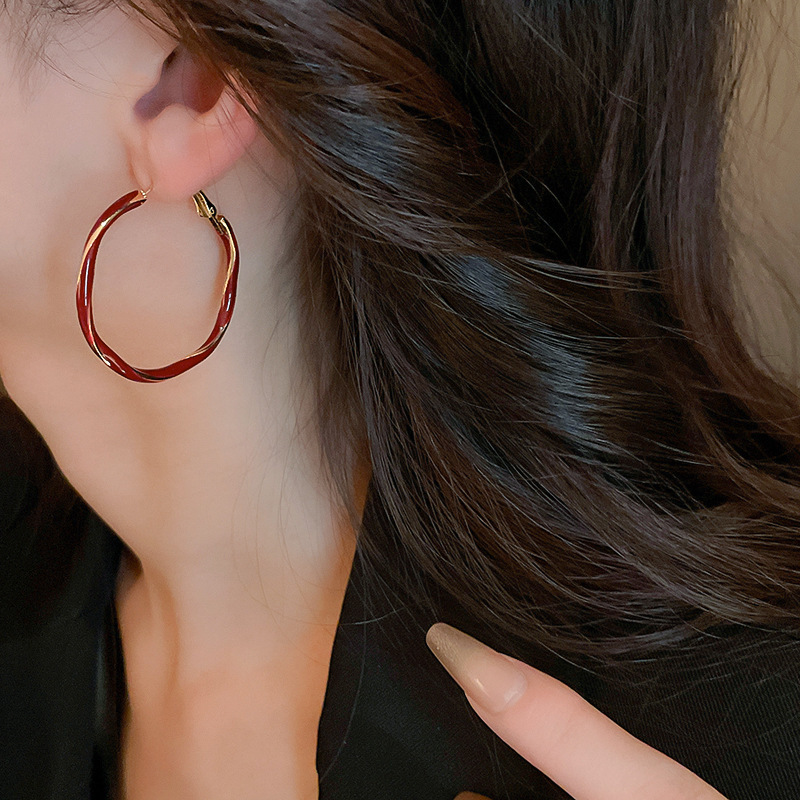 Pendientes redondos geométricos rojos con aguja de plata, pendientes retro de alto nivel, estilo de Hong Kong, pendientes de temperamento 2025 nuevos pendientes para mujer